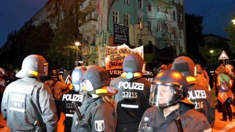 Βίαια επεισόδια στο Βερολίνο με 123 τραυματισμένους αστυνομικούς