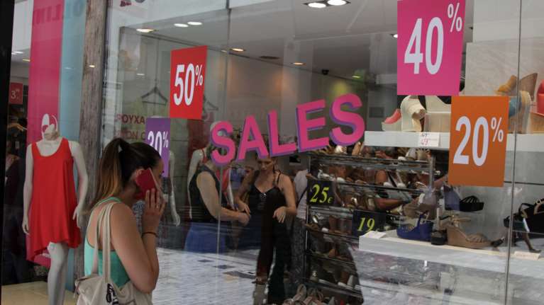 Πρεμιέρα για τις θερινές εκπτώσεις- Ανοικτά καταστήματα την Κυριακή
