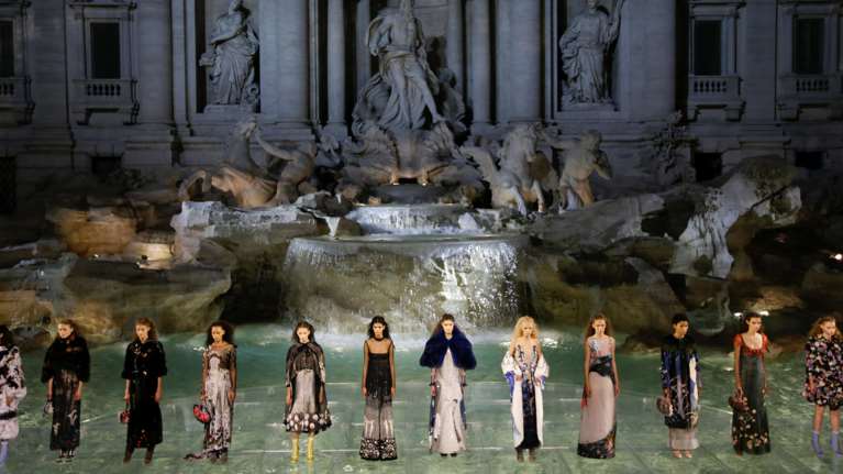 Γιατί η πασαρέλα του Fendi στη Φοντάνα Ντι Τρέβι κόστισε 2 εκ. ευρώ