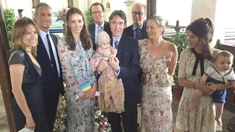 Η Κέιτ Μος ήταν υποδειγματική νονά μέσα σε ένα υπέροχο φλοράλ φόρεμα