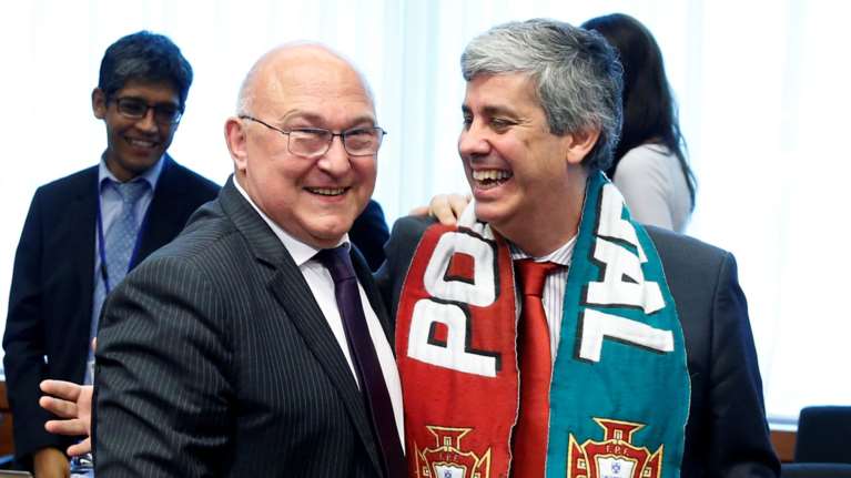 Με κασκόλ της εθνικής ομάδας εμφανίστηκε στο Eurogroup ο πορτογάλος ΥΠΟΙΚ