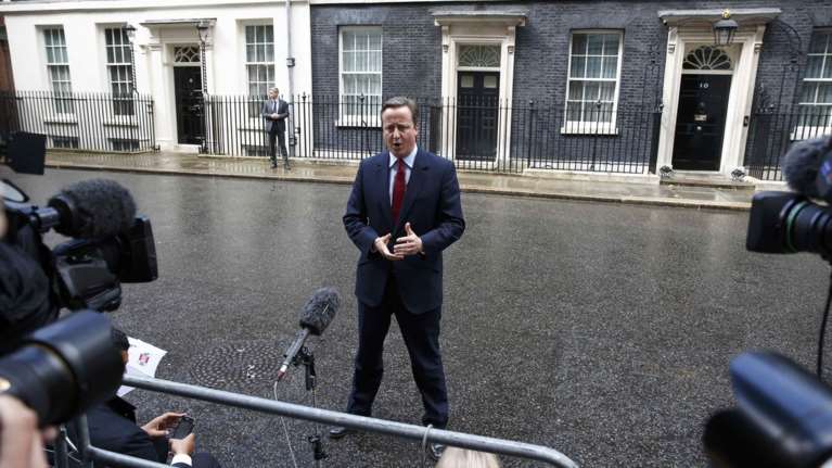 Τι τραγουδούσε ο Κάμερον ανακοινώνοντας την παραίτησή του