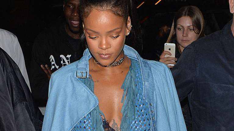 O άψογος τρόπος που η Ριάνα συνδύασε τις... 50 αποχρώσεις του μπλε