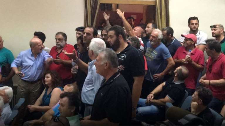 Αγρότες προπηλάκισαν τον Αποστόλου στη Λάρισα