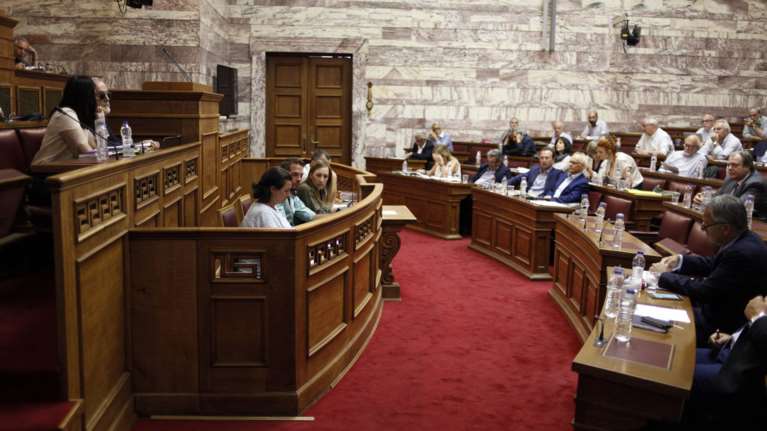 Πρώτη ψηφοφορία -ήττα της κυβέρνησης για τον εκλογικό νόμο στη Βουλή