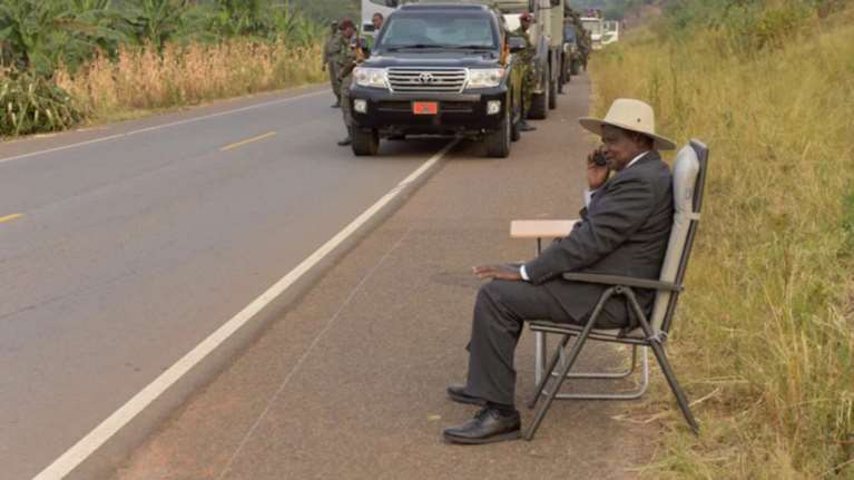 Γιατί αυτή η φωτογραφία του προέδρου της Ουγκάντας έβαλε φωτιά στο twitter