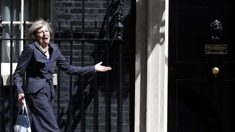 Η γκάφα της Μέι την πρώτη μέρα στη νέα της δουλειά