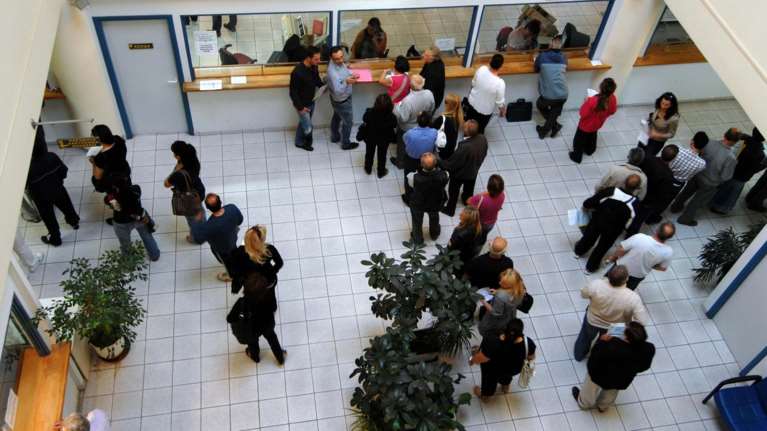 Πάνω από το 1/3 του μισθού σε φόρους έως τέλος του έτους