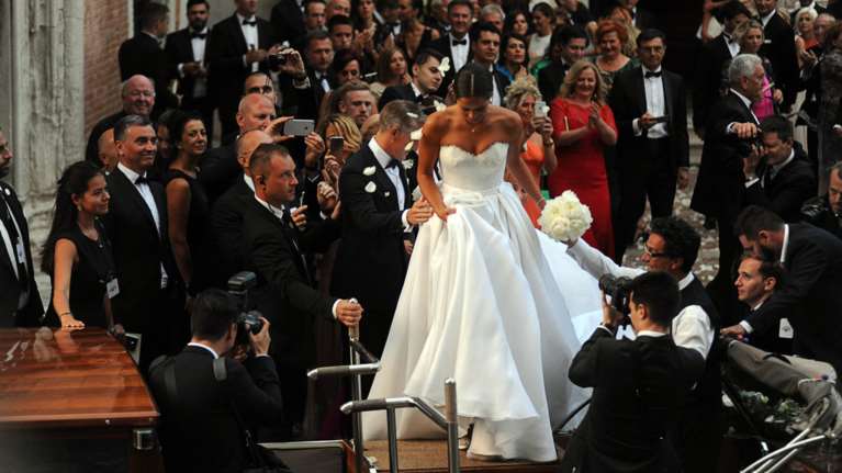 «Πριγκίπισσα» η Ιβάνοβιτς στον θρησκευτικό της γάμο στη Βενετία