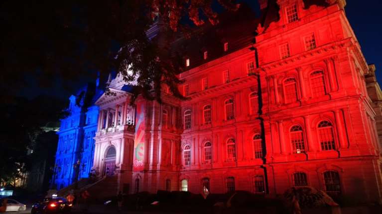 Στα χρώματα της &quot;τρικολόρ&quot; το Δημαρχείο του Μόντρεαλ