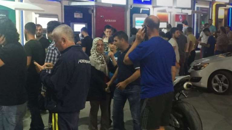 Τουρκία: Ουρές στα πρατήρια και στα ATM