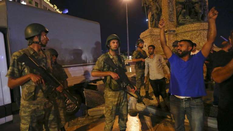 Μάχες και εκρήξεις σε Αγκυρα και Κωνσταντινούπολη