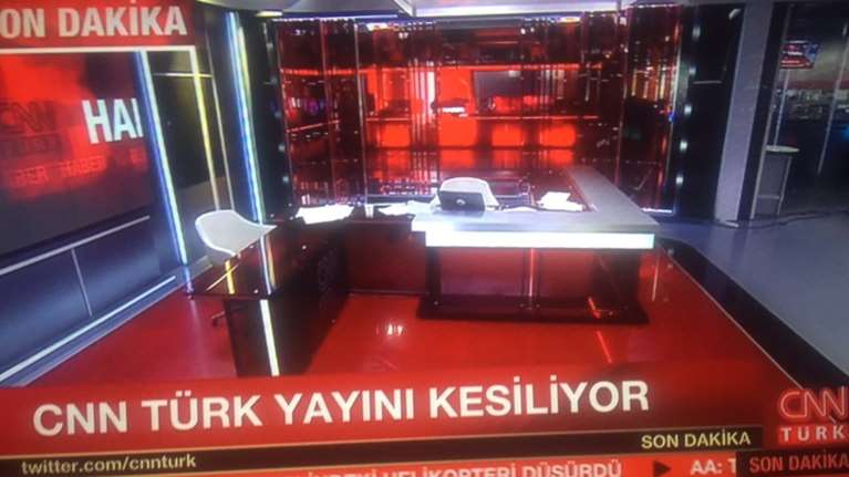 Εισβολή στρατιωτών στο CNN Turk - Εκρήξεις στην Αγκυρα