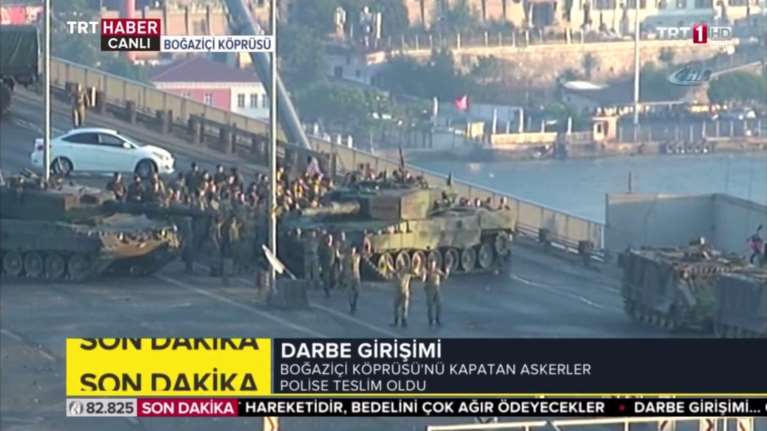 Η στιγμή που οι στρατιώτες παραδίδονται στον Βόσπορο