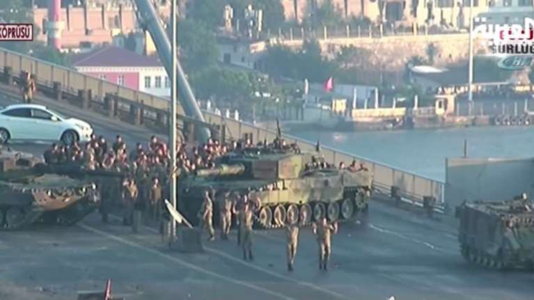 Γέφυρα Βοσπόρου: Η στιγμή που οι στρατιώτες παραδίδονται