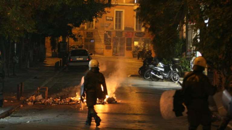 Ένταση τη νύχτα στα Εξάρχεια, φωτιές σε κάδους