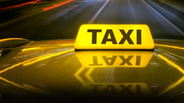 Οδηγός ταξί κατηγορείται για βιασμό τουρίστριας