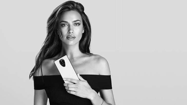 Τι έπαθε η Ιρίνα Σάικ; Δείτε την με... τουρμπάνι από αλουμινόχαρτο!