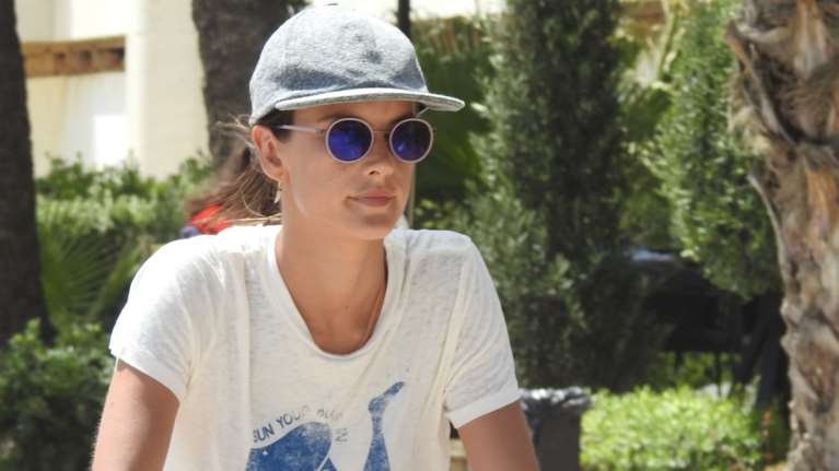 Αμπρόζιο: Μετά τη Μύκονο κάνει ποδήλατο με καυτό σορτσάκι στην Ισπανία