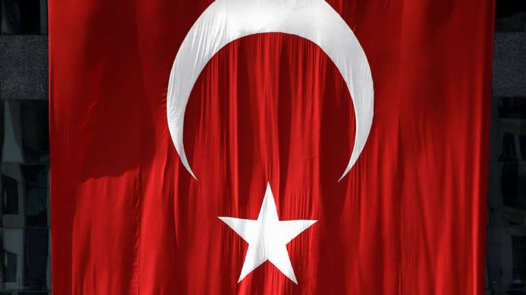 Ο Ερντογάν απαγορεύει την έξοδο από τη χώρα σε όλους τους δημ. λειτουργούς