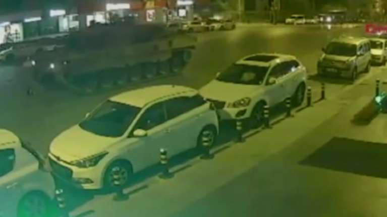 Τουρκία: Τανκς περνούν πάνω από διαδηλωτή