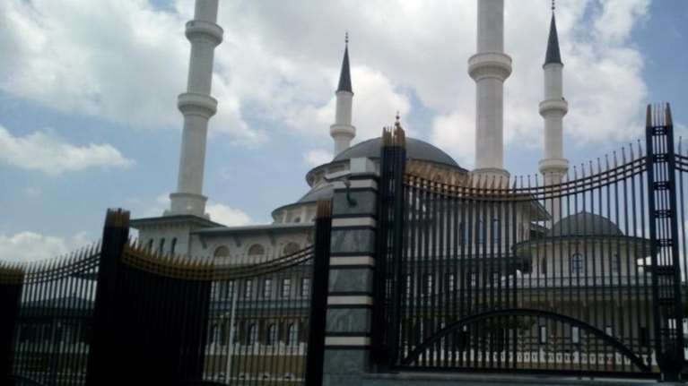 Ο Ερντογάν κάλεσε από τέμενος τους Τούρκους σε προσευχή