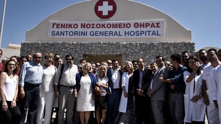 ΝΔ: Επάξια Μαυρογιαλούρος ο Τσίπρας για το νοσοκομείο Σαντορίνης