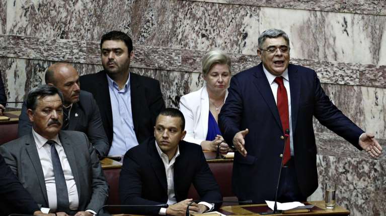 Aποχώρησε από τη συζήτηση στη Βουλή για τον εκλογικό νόμο η Χρυσή Αυγή