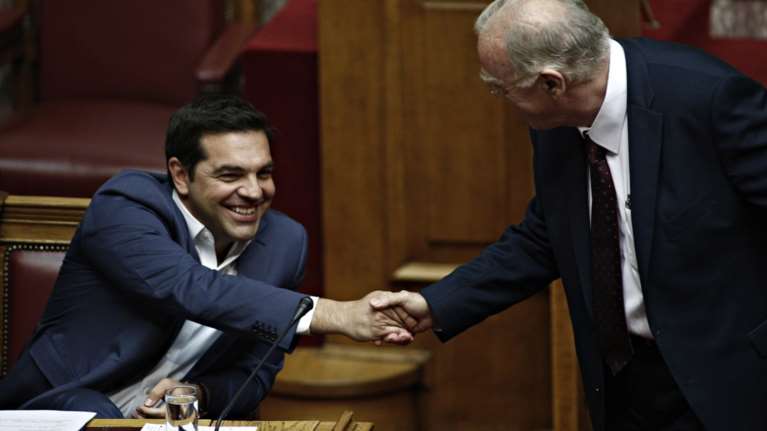 Η χειραψία Λεβέντη - Τσίπρα ανάβει φωτιές στη Βουλή