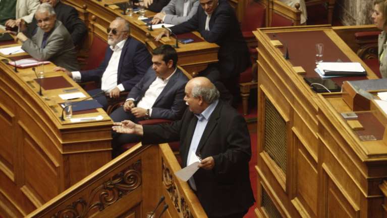 Κόντρα Βούτση-Μητσοτάκη για τις ψήφους της Χρυσής Αυγής