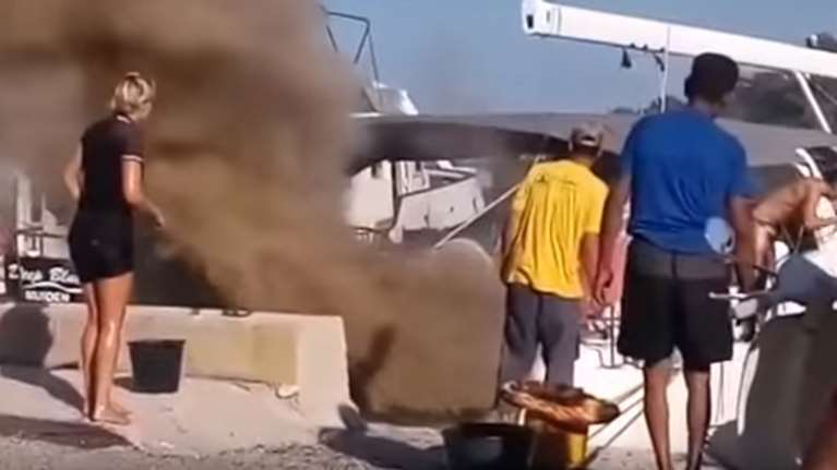 Φωτιά σε ιστιοπλοϊκό στο λιμάνι των Παξών