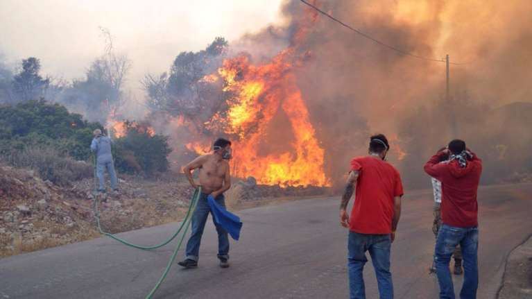 Πύρινη λαίλαπα στα μαστιχοχώρια της Χίου, εκκενώθηκαν χωριά