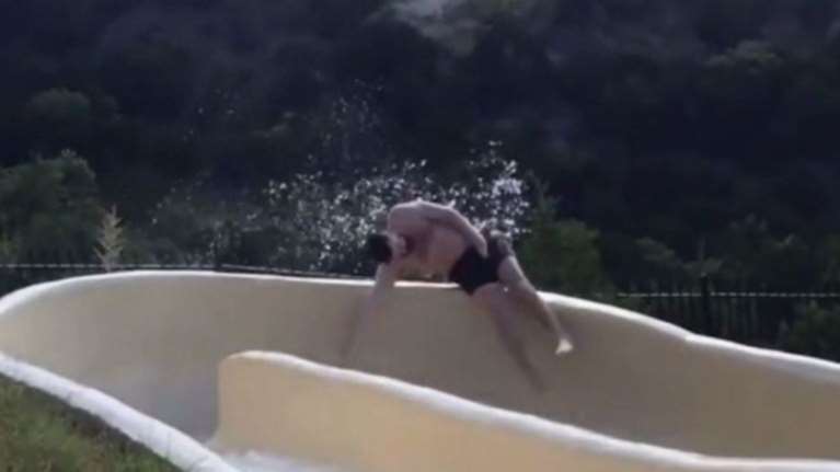 Πτήση από τη νεροτσουλήθρα στον γκρεμό: τρομακτικό βίντεο