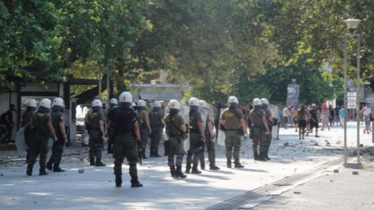 Συμπλοκές ΜΑΤ και ακροδεξιών στην Κομοτηνή