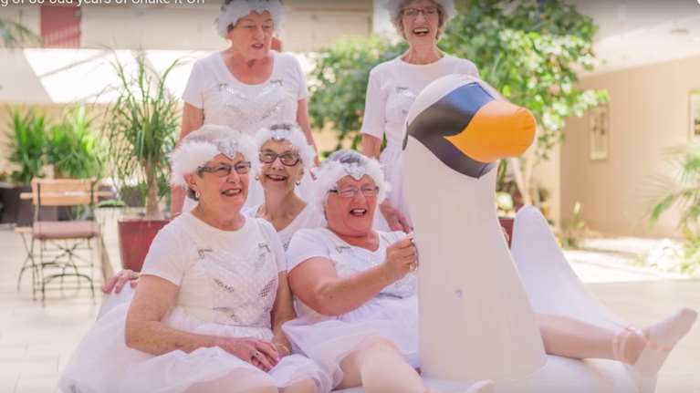 Συνταξιούχοι τα δίνουν όλα στον ρυθμό του Shake it της Τέιλορ Σουίφτ video