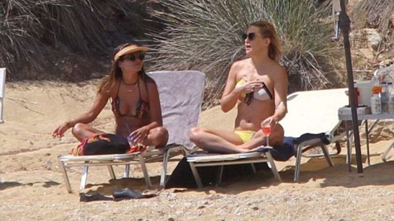 Στη Σκιάθο κάνει τις διακοπές της η Κέιτ Χάντσον