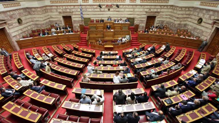 Ομοβροντία της αντιπολίτευσης για τις εξαγγελίες- παροχές Τσίπρα