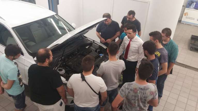 H Kosmocar εκπαιδεύει τους μελλοντικούς μηχανικούς αυτοκινήτων