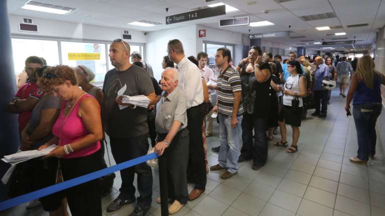 «Μαύρη» Παρασκευή για τους φορολογούμενους, η ώρα της εφορίας