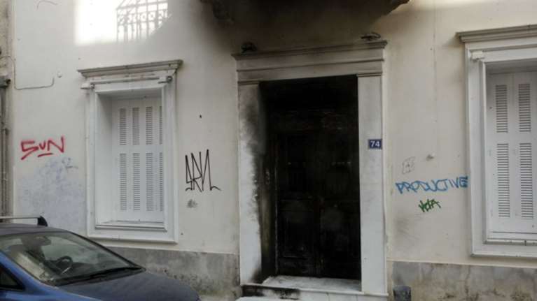 Επίθεση με μολότοφ στο σπίτι του Φλαμπουράρη στα Εξάρχεια