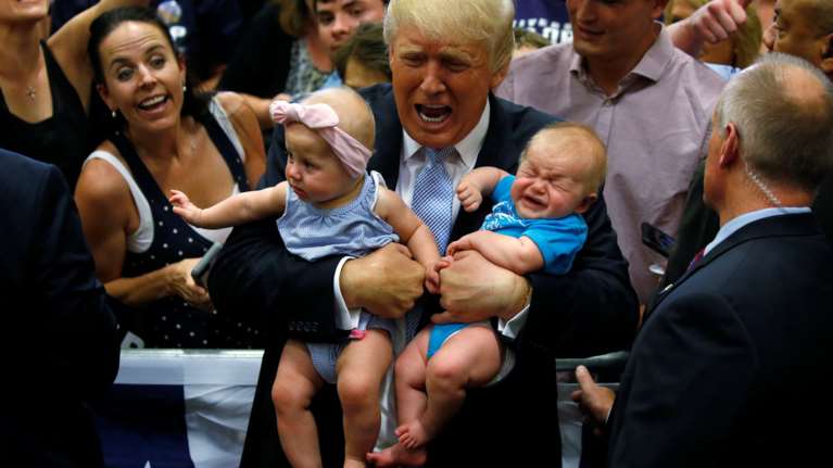 Μπέμπης σπάραξε στο κλάμα στα χέρια του Ντόλαντ Τραμπ