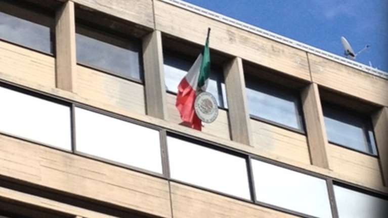 Τρύπα από σφαίρα στη μεξικάνικη πρεσβεία στο Κολωνάνι προκαλεί συναγερμό