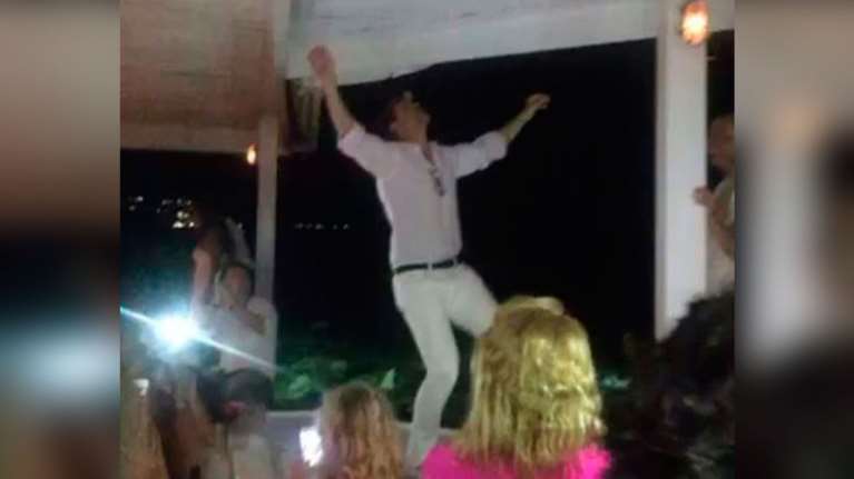 Ο Παύλος Γλύξμπουργκ χορεύει Ζορμπά πάνω στο τραπέζι στη Μύκονο