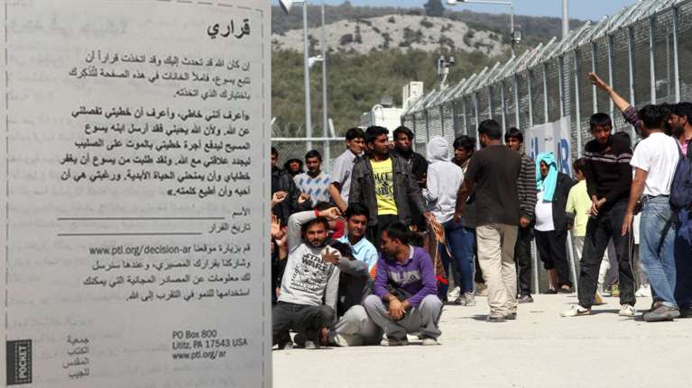 Guardian: Καταγγελίες  για προσηλυτισμό προσφύγων στη Μόρια της Λέσβου