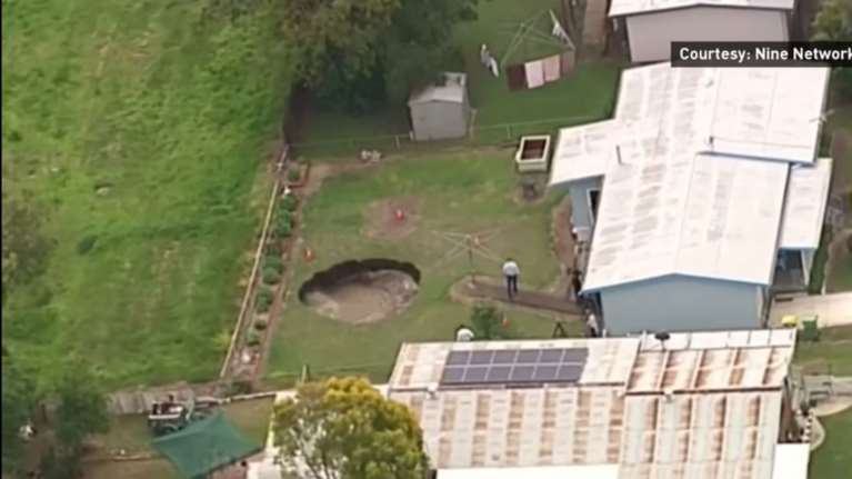 Τρόμος από τεράστια τρύπα στην αυλή ενός σπιτιού στην Αυστραλία- ΒΙΝΤΕΟ