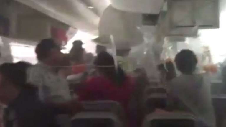 Πανικόβλητοι επιβάτες της Emirates εκκενώνουν το Boeing