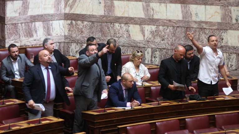 Σόου από τη Χ.Α στη Βουλή τραμπουκισμοί και αθλιότητες