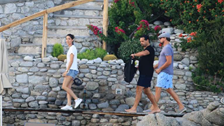 Ο Ντι Κάπριο υμνεί...Ελλάδα μέχρι και στο μαγιό του! Δείτε τι φόρεσε