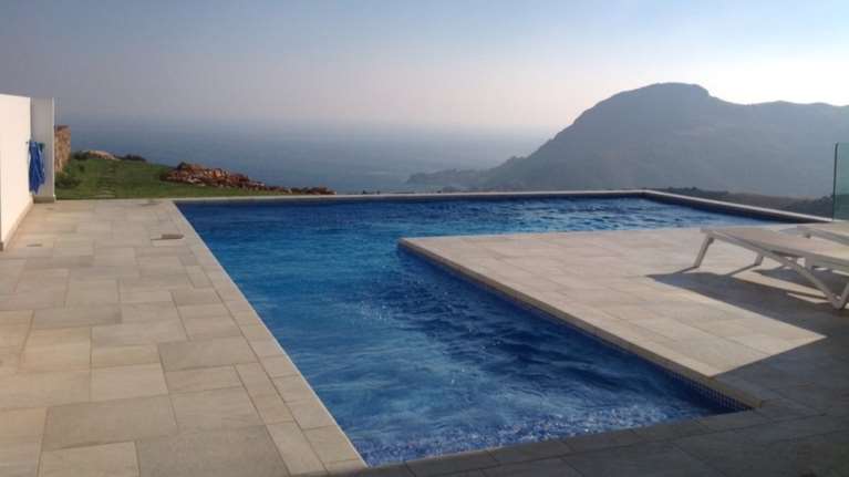 Ο Βρετανός πρέσβης αποθεώνει την Ελλάδα και "κλαίει" για το τέλος διακοπών