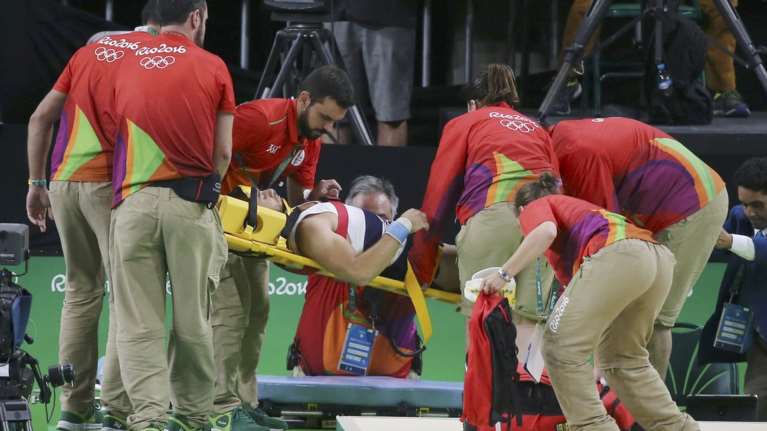 Απίστευτο! Τους έπεσε ο τραυματίας αθλητής από τα χέρια